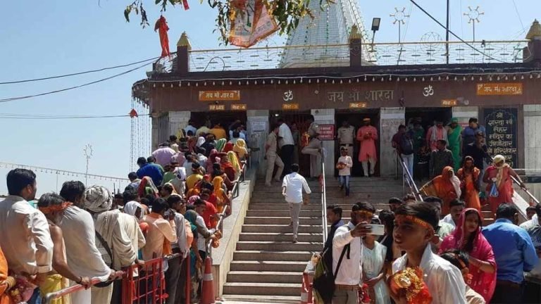 भक्तों को रोका, वीआईपी को दिया प्रवेश; मंदिर प्रबंधन पर ₹55 हजार जुर्माना