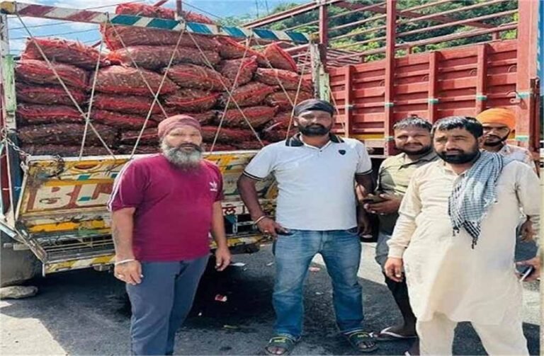 हाईवे पर फंसे मालवाहक वाहन, भाड़ा भी नहीं मिलेगा; बर्बाद हो रही लाखों की सब्जियां