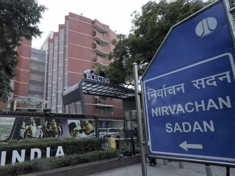 SIR विवाद के बीच चुनाव आयोग की सख्ती, मतदाता सूची पर मांगे जवाब