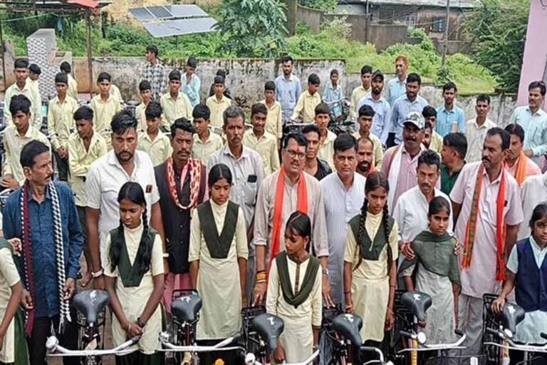 अनुसूचित जाति कल्याण मंत्री चौहान ने अलीराजपुर में किया नि:शुल्क साइकिल वितरण