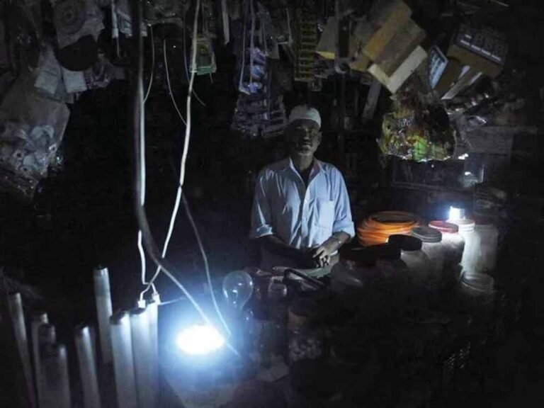 कराची में बिजली संकट, 50 घंटे की कटौती पर नागरिकों ने किया विरोध