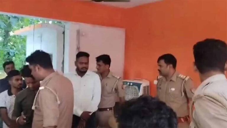 थानेदार का विवादित प्रहार बजरंग दल कार्यकर्ताओं पर, भड़की प्रतिक्रिया
