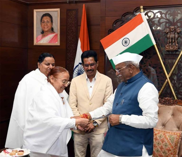 राज्यपाल को बालिकाओं और ब्रह्माकुमारीज की बहनो ने बांधा रक्षासूत्र