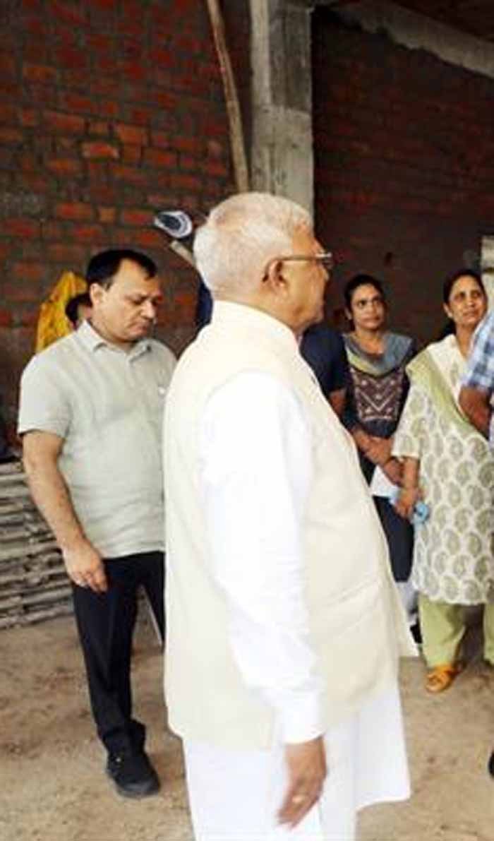राज्यपाल पटेल ने राजभवन में विकास और पुनर्निर्माण कार्यों की प्रगति परखी