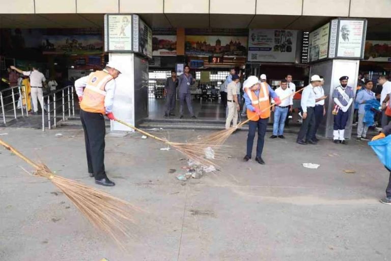 रेलवे स्टेशनों पर चला स्वच्छता अभियान, स्वतंत्रता दिवस पर नुक्कड़ नाटकों से दिया संदेश