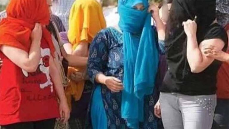 लड़कियों को बंधक बनाकर घरों में संचालित किया गया जिस्म का धंधा, बेचने की भी थी तैयारी