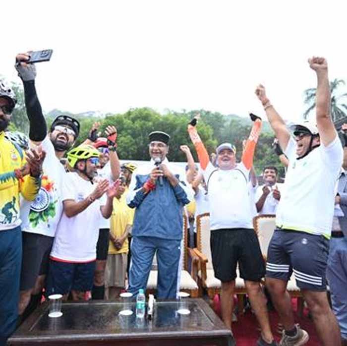 वॉटर स्पोर्ट्स शो में खिलाड़ियों ने बड़े तालाब में दिखाये करतब