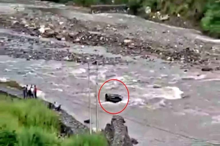 घुमने निकले थे दोस्त, लौटे तीन की लाशें लेकर: शिमला में कार नदी में गिरी, एक गंभीर घायल