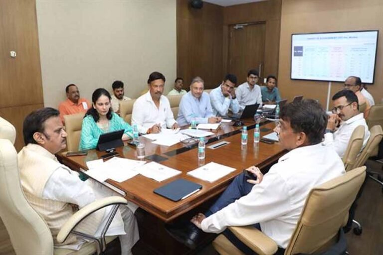 स्वास्थ्य अधोसंरचना विकास कार्य समय पर एवं गुणवत्ता के साथ करें पूर्ण : उप मुख्यमंत्री शुक्ल