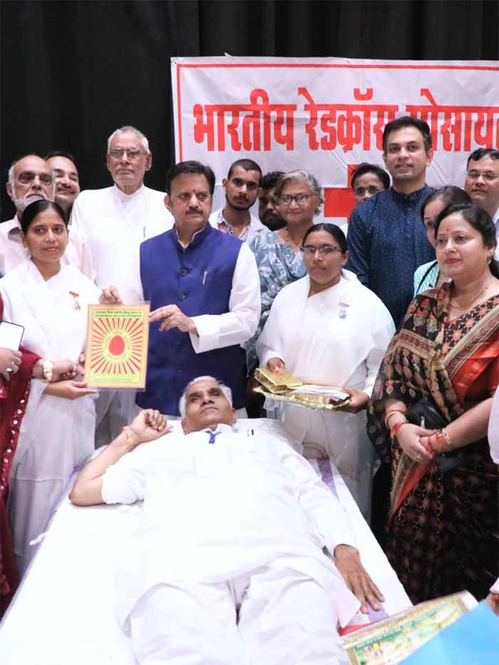 रक्तदान मानवता की सबसे बड़ी सेवा : उप मुख्यमंत्री शुक्ल