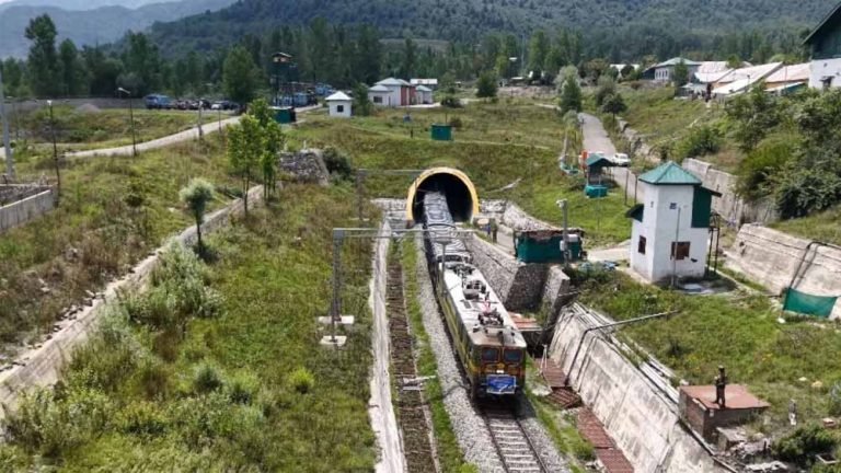 पहली मालगाड़ी ने बदली कश्मीर की तस्वीर, आर्थिक उन्नति के नए दौर की शुरुआत