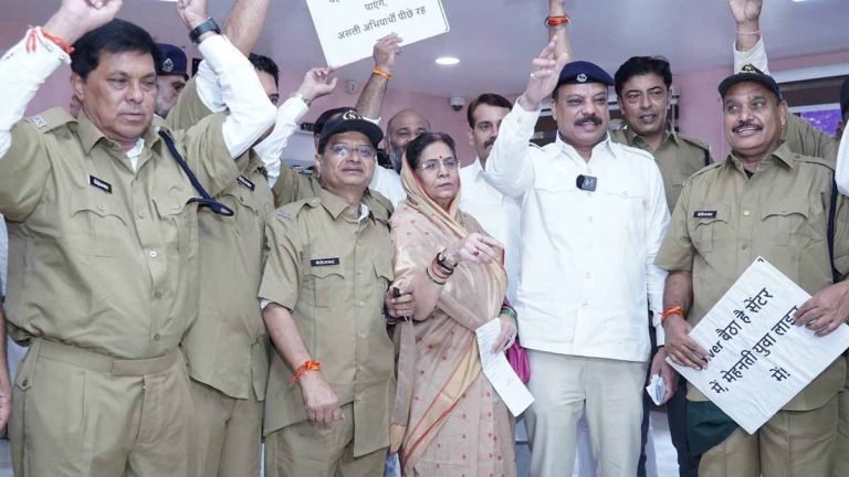 विधानसभा में अनोखा विरोध: वर्दी पहनकर पहुंचे कांग्रेस विधायक, कांस्टेबल भर्ती घोटाले पर उठाए सवाल