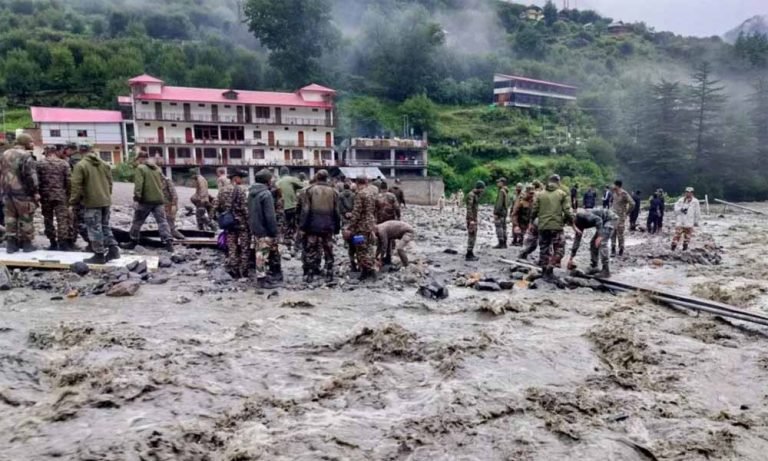 धराली में उत्तरकाशी आपदा का कहर, अब तक 367 लोग बचाए गए, राहत कार्य में हेलीकॉप्टर की मदद