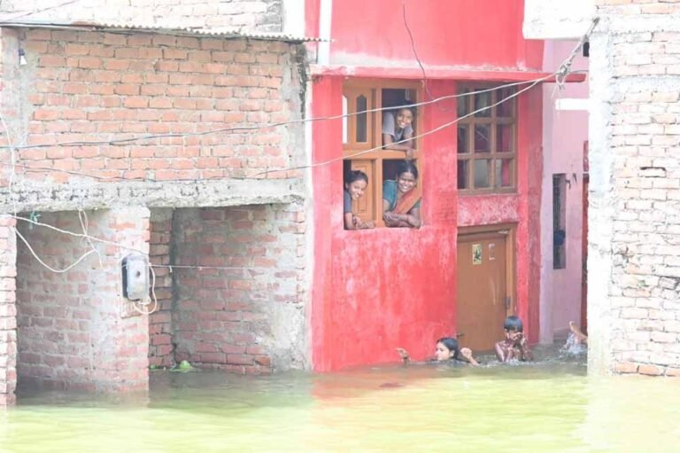 बनारस में गंगा-वरुणा का प्रकोप, एक मंजिल तक जलमग्न हुए घर