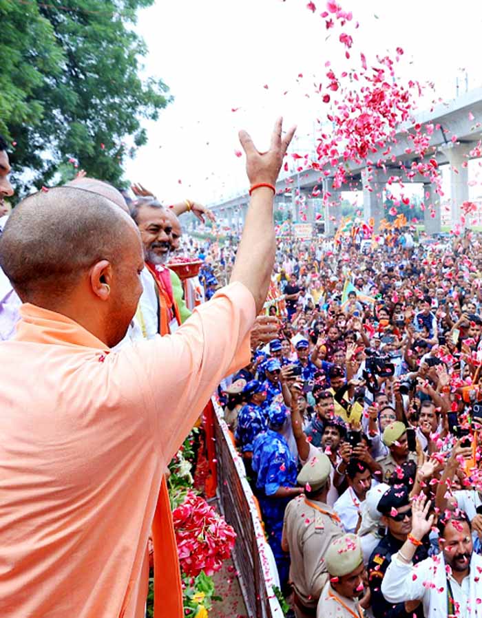 दूधेश्वरनाथ मंदिर में सीएम योगी ने की पूजा, कांवड़ियों पर बरसाए फूल