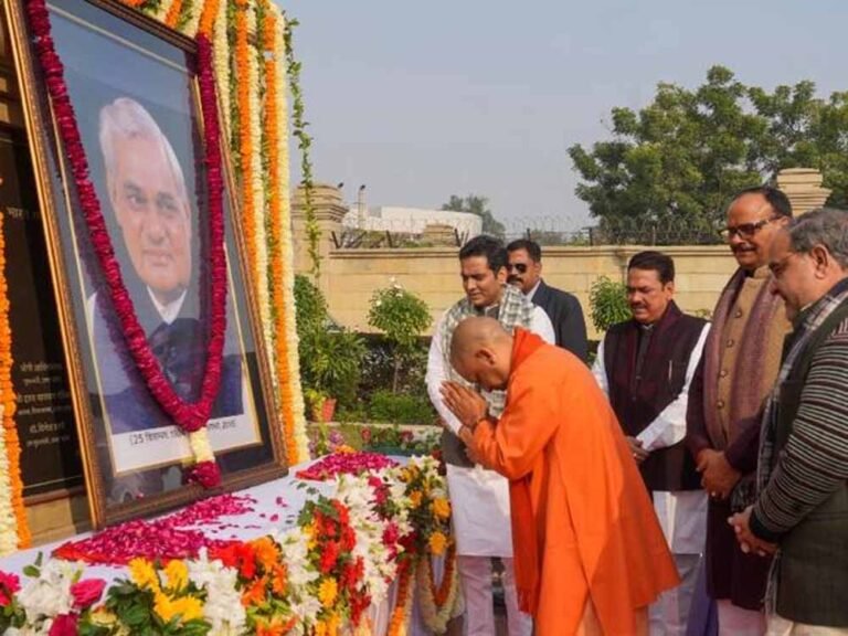 अटल बिहारी वाजपेयी की पुण्यतिथि पर सीएम योगी का नमन, बोले- उन्होंने राजनीति को दी नई दिशा