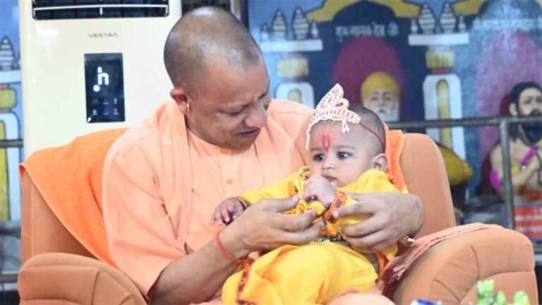 गोरखनाथ मंदिर में धूमधाम से मनी जन्माष्टमी, सीएम योगी ने किया बाल कृष्ण का झूला झुलाना