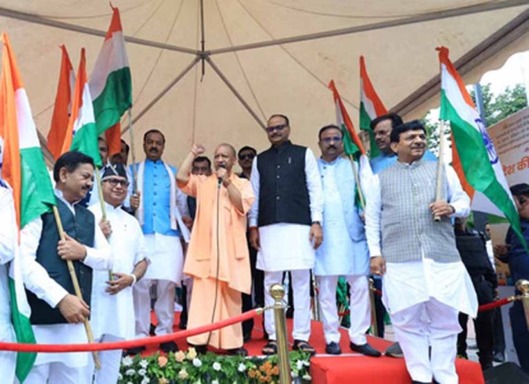 CM योगी ने तिरंगा यात्रा में जताई भारत मां और महापुरुषों के प्रति श्रद्धा