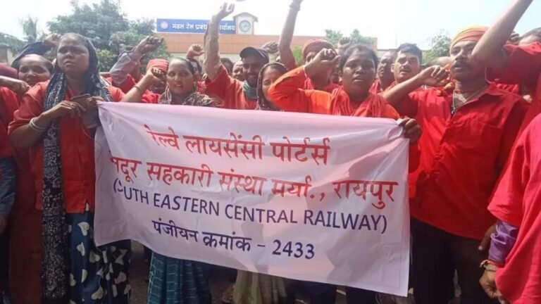 कुलियों का प्रदर्शन: परिवार के भरण-पोषण पर संकट, बैटरी वाहनों का विरोध तेज