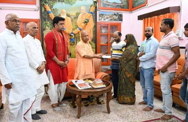 दीपक के परिजनों से मिले सीएम, दिया पांच लाख रुपये का चेक