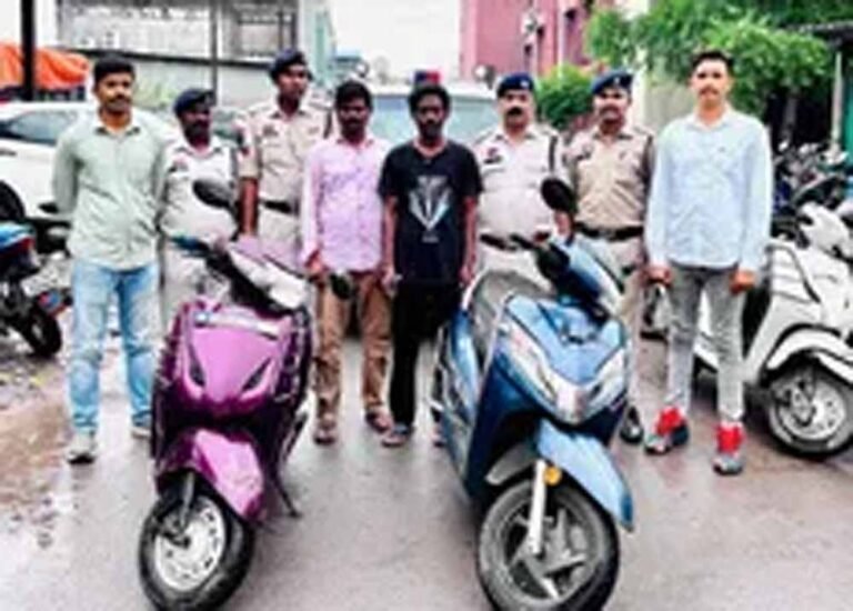 रेल पुलिस की कार्रवाई: दो वाहन चोर गिरफ्तार, चोरी की दो एक्टिवा मिलीं