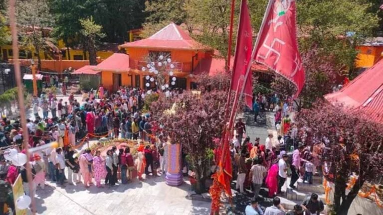 हिमाचल प्रदेश के नैना देवी में भक्तों का सैलाब, हरियाणा डिप्टी स्पीकर ने भी टेका माथा