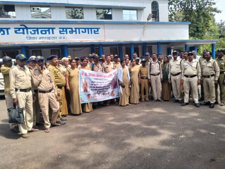 रेडीमेड घटिया वर्दी के विरोध में कोटवार संगठन पहुंचा जनसुनवाई