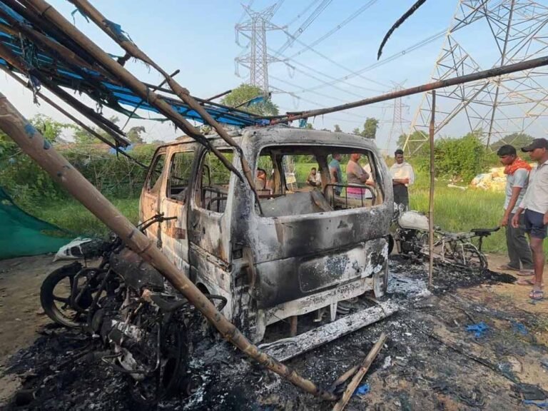 गांव में आतंक फैलाने की कोशिश, पेट्रोल से कार-बाइक में आग