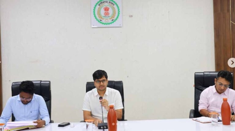 कलेक्टर ने ली समीक्षा बैठक: आश्रम, छात्रावासों के संचालन हेतु दिए आवश्यक दिशा-निर्देश