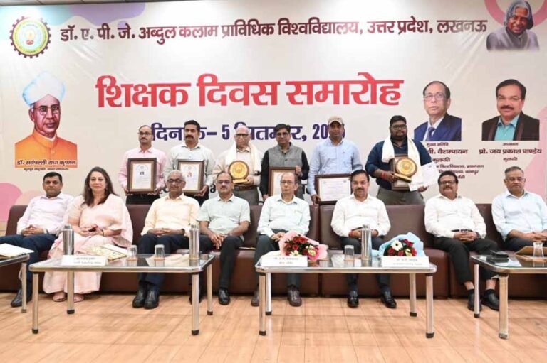 उच्च शिक्षा मंत्री योगेन्द्र उपाध्याय ने केजीएमयू जाकर घायल छात्रों से की मुलाकात