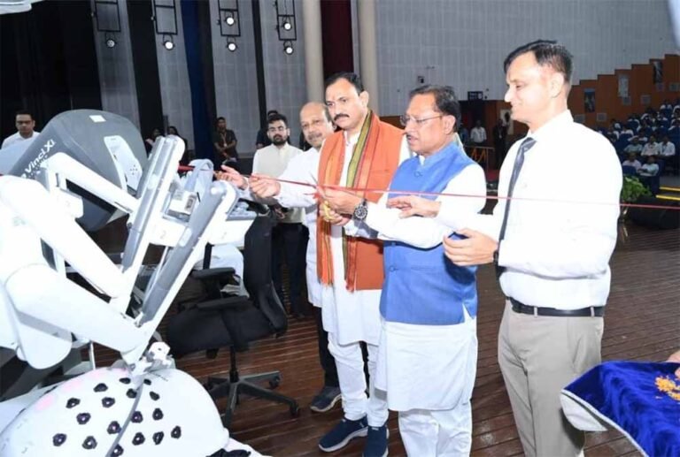 एम्स रायपुर में ‘देव हस्त’ रोबोटिक सर्जिकल सिस्टम का मुख्यमंत्री साय ने किया शुभारंभ