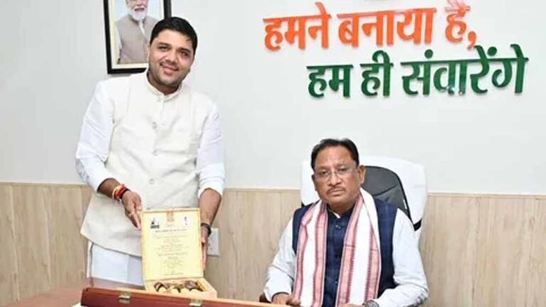 भिलाई में भाजपा नेता अतुल पर्वत ने CM साय से की मुलाकात, जन्मदिन समारोह का दिया आमंत्रण