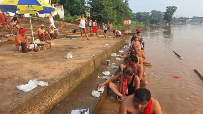 महामाया मंदिर के छठ घाट पर पितृ तर्पण-पिंडदान की धूम, कन्हर नदी किनारे आस्था का मेला