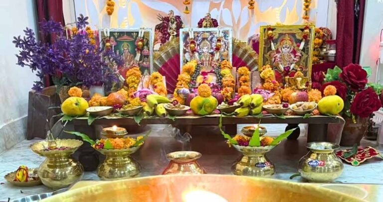घर के पूजा स्थल में ये फूल कभी न रखें, हो सकती है बड़ी परेशानी