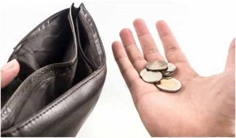 राशि के अनुसार पर्स में रखें ये खास चीजें, कभी खाली नहीं होगा बटुआ