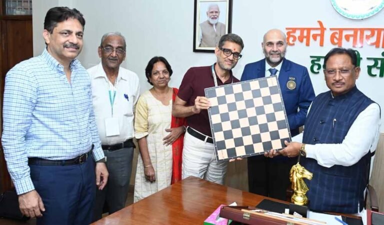 अंतरराष्ट्रीय शतरंज खिलाड़ी प्रवीण महादेव थिप्से की मुख्यमंत्री साय से मुलाकात
