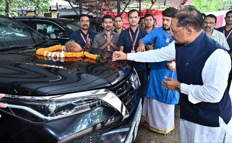 मुख्यमंत्री साय ने मुख्यमंत्री निवास में भगवान विश्वकर्मा जयंती पर की पूजा अर्चना
