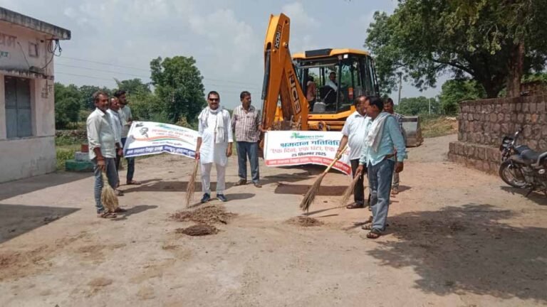 आसपास की राखो साफ सफाई इसी मैं है सबकी भलाई