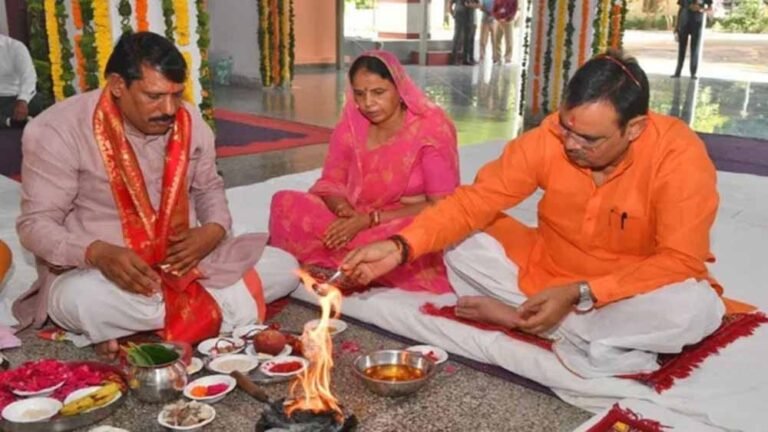 सीएम आवास पर मां दुर्गा की आराधना, मुख्यमंत्री ने पौधरोपण कर समृद्धि की कामना की