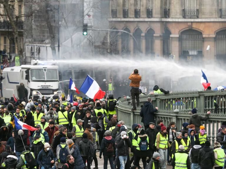 फ्रांस में हिंसक प्रदर्शन, 80,000 पुलिसकर्मियों की सख्त तैनाती