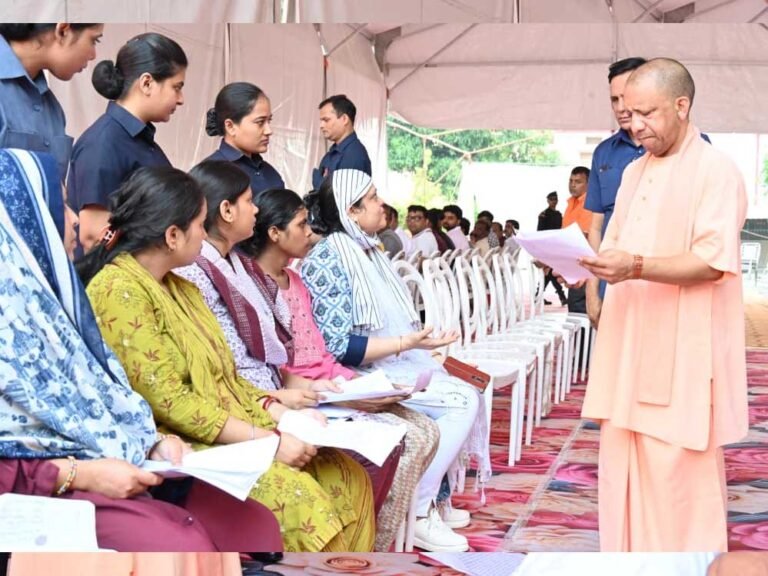 जनता दर्शन में सीएम योगी ने सुनीं 200 लोगों की समस्याएं