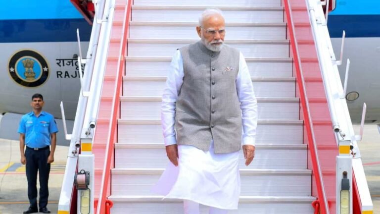 मॉरीशस के प्रधानमंत्री के साथ द्विपक्षीय वार्ता के लिए काशी पहुंचे पीएम मोदी  