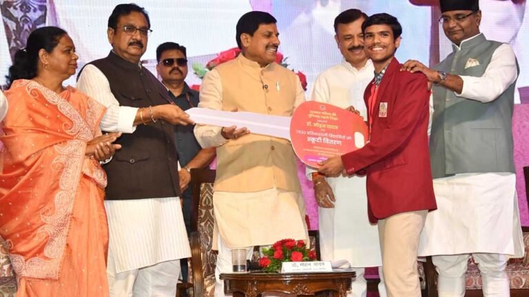 मुख्यमंत्री डॉ. यादव ने प्रदेश के प्रतिभाशाली 7832 विद्यार्थियों को वितरित की स्कूटी