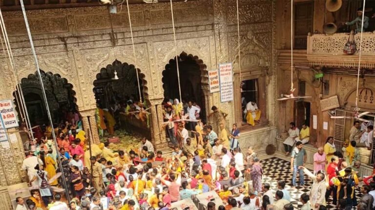 बांके बिहारी मंदिर में नई व्यवस्था लागू, अब बदली गई VIP एंट्री और दर्शन के समय