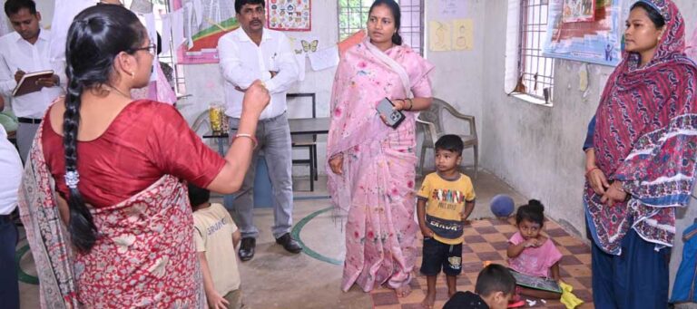 मंत्री राजवाड़े ने जशपुर जिले के रूपसेरा और लोदाम आंगनबाड़ी केंद्रों का औचक निरीक्षण