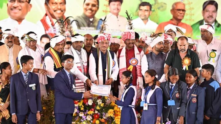 नरहरपुर में आयोजित ठाकुर जोहारनी कार्यक्रम में शामिल हुए मुख्यमंत्री: क्षेत्रवासियों को दी विभिन्न सौगात