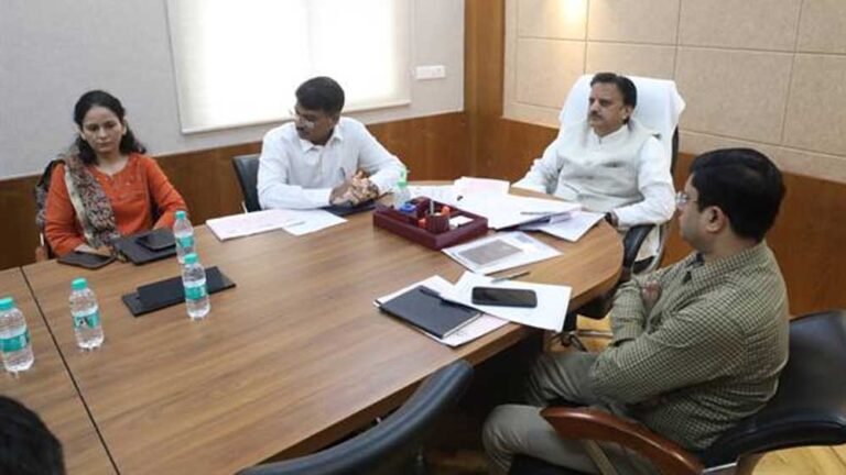 स्वास्थ्य कार्यकर्ता पूर्ण समर्पण से अभियान को बनायें सफल : उप मुख्यमंत्री शुक्ल