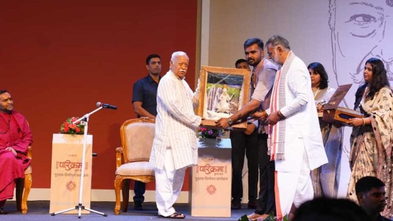 ‘परिक्रमा-कृपा सार’ से झलका आध्यात्मिक अनुभव, प्रहलाद पटेल ने लॉन्च की नई पुस्तक