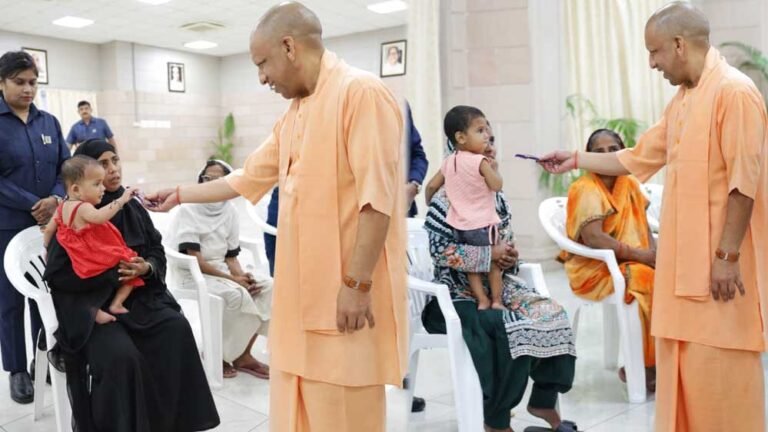 जनता दर्शन: प्रदेश भर से आये हर पीड़ित से मिले मुख्यमंत्री