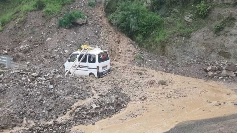 राजौरी में भूस्खलन से सड़क ध्वस्त, मंडी (HP) में मूसलधार बारिश से जनजीवन प्रभावित